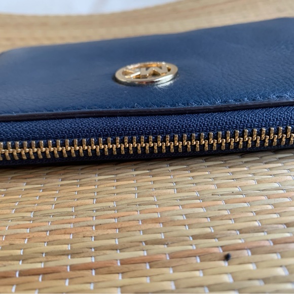 New Michael Kors leather wallet navy w/ gold hardware zip around closure - Picture 3 of 7